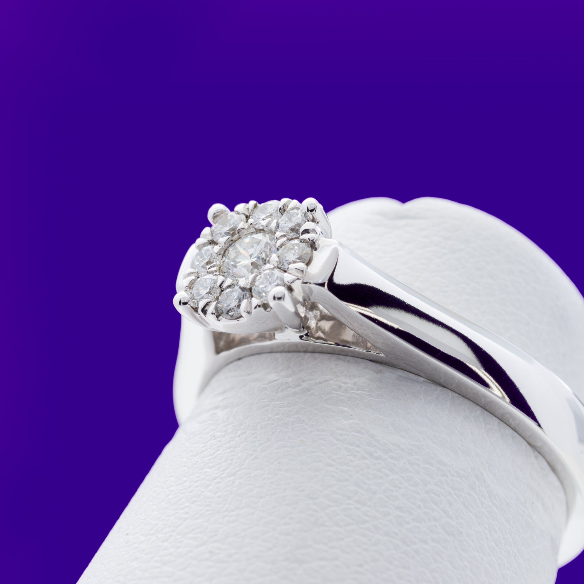 9ct White Gold .25ct Solitare Halo Cluster Diamond Ring